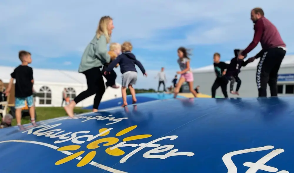 Fehmarn mit Kindern – Hüpfkissen am Klausdorfer Strand